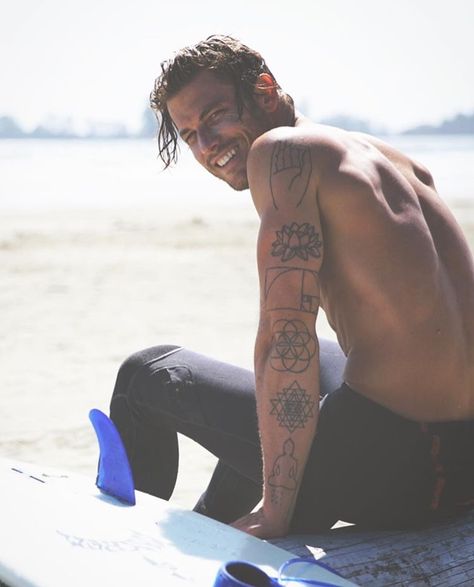 Philippe Leblond, Surfer Tattoo, Mens Body Tattoos, Surf Tattoo, Surfer Guys, Tatuagem Masculina Pequena, Buddha Tattoos, Surfer Dude, Arm Band Tattoo