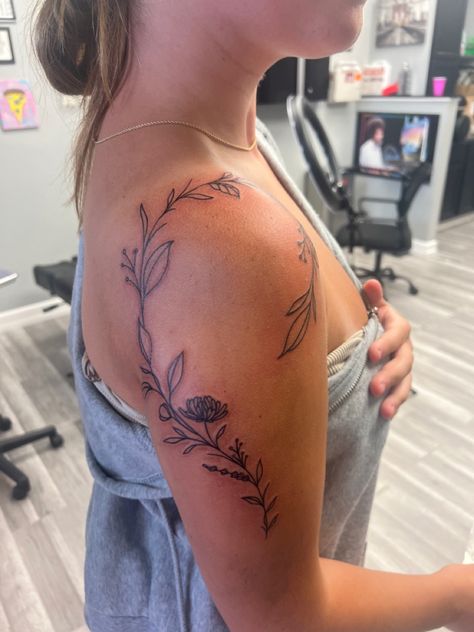 Femine Tattoo Upper Arm, Upper Back To Shoulder Tattoo, Arm To Back Tattoos For Women, Tattoo Ideas Wrapped Around Arm, Around The Shoulder Tattoos For Women, Wrap Around Vines Tattoo, Daffodil Chest Tattoo, Wrap Forearm Tattoo Women, Flower Wrap Around Tattoo Design