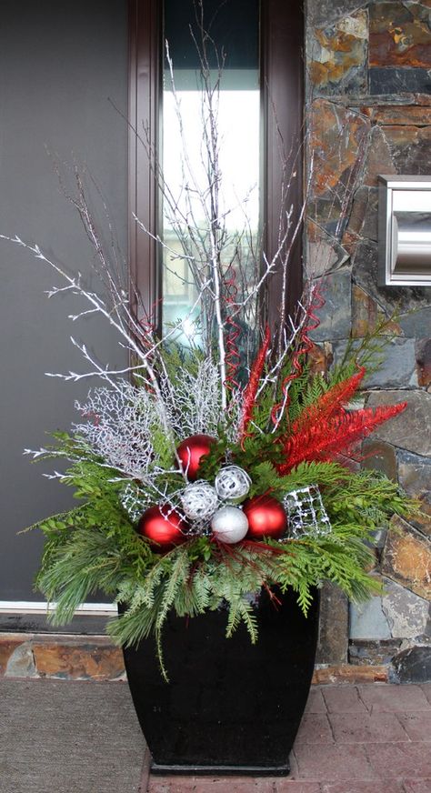 Winter Planter Ideas, Winter Planters, Porch Pots, Christmas Urns, Outdoor Christmas Planters, Outside Christmas Decorations, Winter Planter, Christmas Pots, Winter Porch