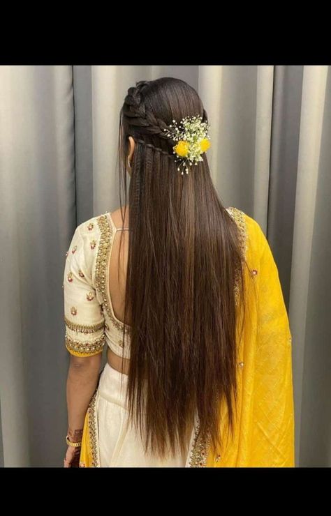 Haïr Style For Wedding Function, Simple Haldi Hairstyle, Long Dress Hairstyles Simple, Lehenga Hairstyles For Long Hair, Indian Wedding Hairstyles For Mom, Hairstyles For Shadi Function, Hairstyle In Straight Hair For Wedding, Choli Hairstyle Open Hair, Open Hair Hairstyles Wedding Indian