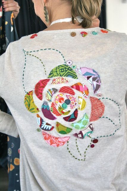 Love this applique! Sweater Applique, Applique Sweater, Sewing Retreats, Sweater Tutorial, Plain Cardigan, Sweatshirt Refashion, Clothing Upcycle, Applique Sweatshirt, Applique Tutorial