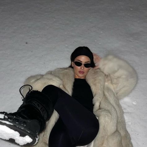 Long Fur Coat Outfit, White Fur Coat Outfit, White Outfit Aesthetic, Baddie Winter Fits, New York Snow, Fur Jacket Outfit, Luxury New York, Fur Coat Outfit, Long Fur Coat