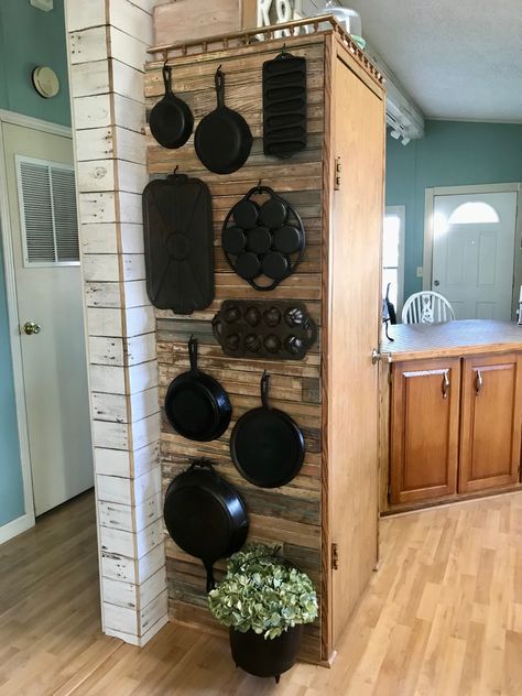 Cast Iron Pan Storage, Skillet Storage, Cast Iron Cookware Display, Small Kitchen Inspiration, Cast Iron Pans, Cast Iron Decor, Pan Kitchen, Pan Storage, Hanging Pans