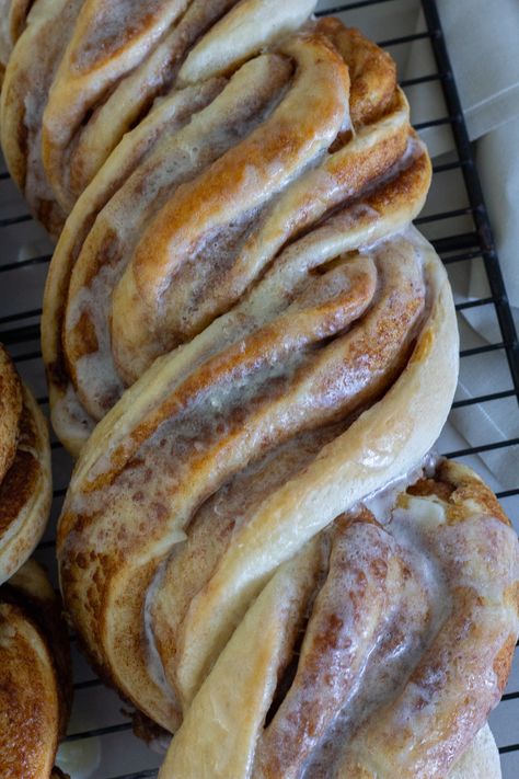 Easy and Fast Cinnamon Twist Loaf Cinnamon Twist, Cinnamon Roll Bread, Cinnamon Twists, Breakfast Sweets, Cinnamon Rolls Homemade, Cinnamon Bread, Bread Recipes Sweet, Breakfast Breads, Bread Recipes Homemade