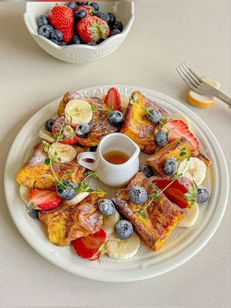 Restaurant Style Breakfast, Breakfast Plate Presentation, Breakfast Cafe Aesthetic, French Breakfast Aesthetic, Fine Dining Breakfast, Cafe Food Ideas, Fancy Breakfast Ideas, French Toast Aesthetic, European Breakfast