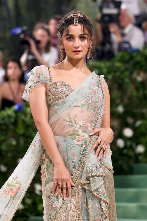 Alia Bhatt Met Gala, Alia Bhatt Saree, Sabyasachi Sarees, Sabyasachi Bride, Met Gala Outfits, Gala Outfit, Fancy Sarees Party Wear, Dresses Traditional, Indian Dresses Traditional