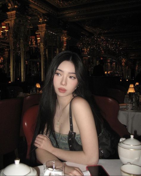 Lia Zhang, Jennifer Lynn Barnes, Restaurant Pictures, Ootd Poses, Grunge Pictures, Restaurant Photos, 사진 촬영 포즈, Pose Idea, Photography Posing Guide