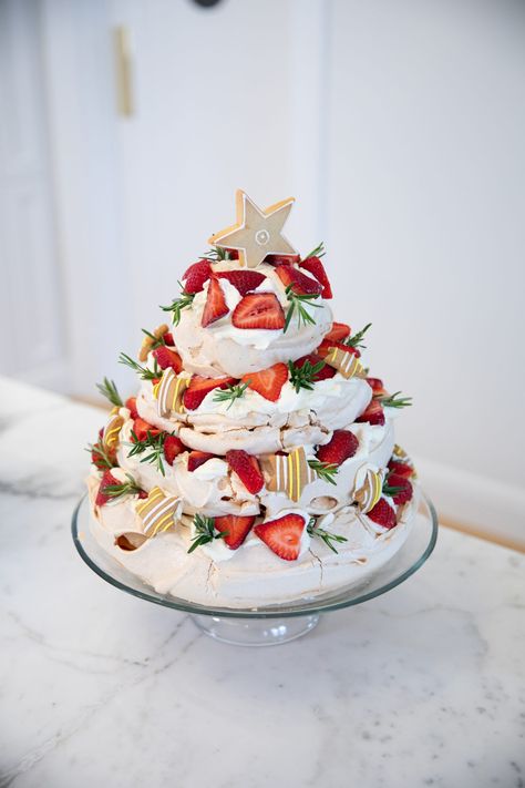 A Christmas Pavola Pavlova Tower Cake, Christmas Tree Pavlova Recipe, Pavlova Tree Christmas, Pavlova Decoration Ideas, Christmas Pavlova Trifle, Christmas Tree Pavlova, Pavlova Christmas Tree, Xmas Pavlova, Pavlova Wedding Cake