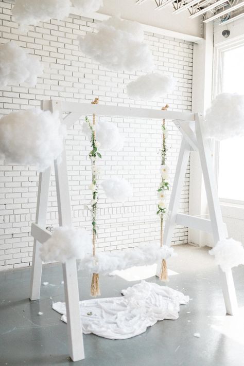 Cloud Baby Shower Theme, Angel Baby Shower, Cloud Party, Cloud Theme, Idee Babyshower, Baby Shower Theme Decorations, White Baby Showers, Moon Baby Shower, Prom Theme