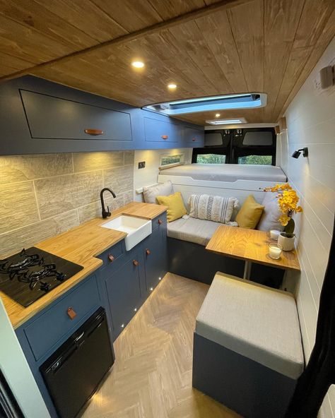 Shower Bed, Mercedes Vario, Camper Interior Design, Van Dwelling, Tiny House Luxury, Van Conversion Interior, Sprinter Camper, Build A Camper Van, Van Life Diy