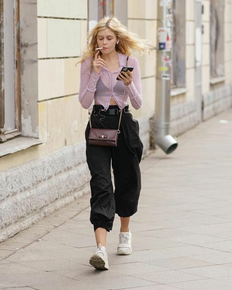 Russian Photographer Captures The Urban Street Style Of Moscow City (30 Pics) Urban Street Figure Sketch, Russian Style Fashion, Everyday Poses, Street Poses, Photographer Outfits, Magazine Concept, Everyday Life Photography, Dancing People, Street Photography People