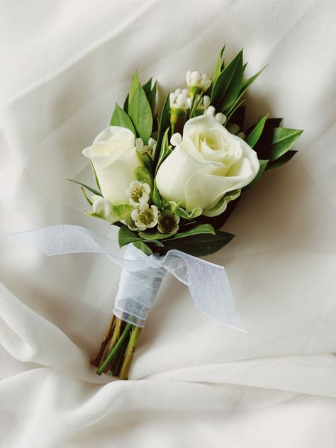 Green And White Button Holes, White Spray Rose Corsage, Wedding Jerb, Small Bouquet Wedding, Small Wedding Bouquet, Diy Boutonniere Wedding, Boutineer Ideas, Simple Bridesmaid Bouquets, Diy Boutonniere