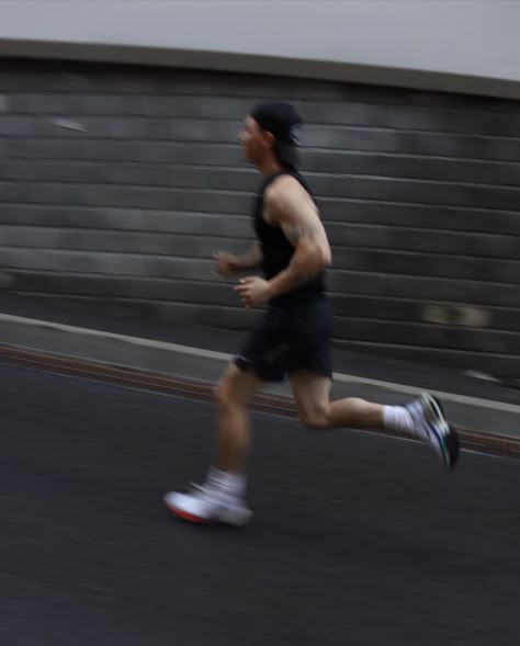 Guy Running Aesthetic, Boy Running Aesthetic, Man Running Aesthetic, Running At Night Aesthetic, Half Marathon Aesthetic, Bond Aesthetic, Carter Aesthetic, Trail Running Photography, Discipline Over Motivation