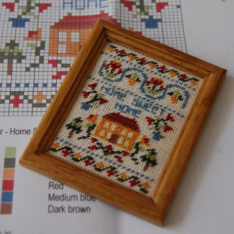 Surface Embroidery, Doll House Miniatures, Needlework Crafts, 1 12 Scale Dollhouse, Mini Cross Stitch, Cross Stitch Pictures, Pixel Pattern, House Miniatures, Cross Stitch Samplers