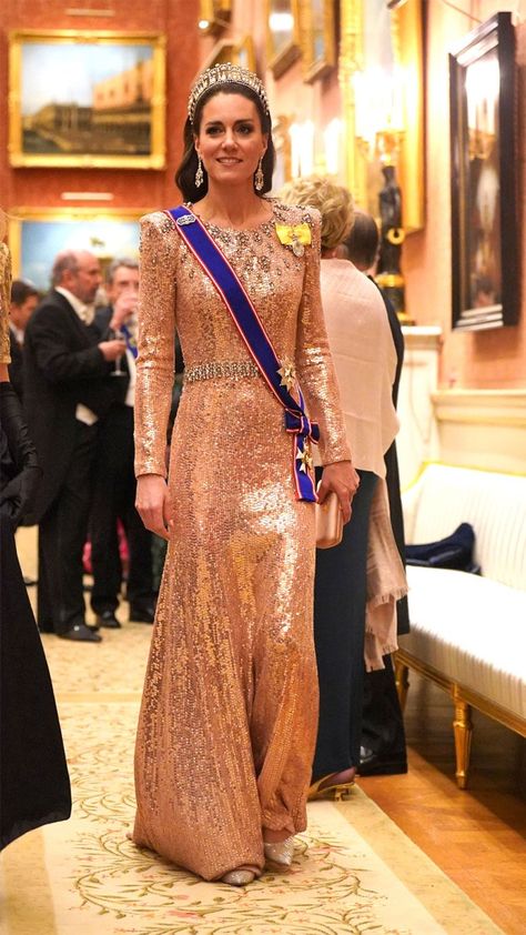 Kate Middleton's Gown Steals Show in Royal Family Portrait Moda Kate Middleton, Kate Middleton Stil, Style Kate Middleton, Lovers Knot Tiara, Düşes Kate, Jenny Packham Dresses, Principe William, Reine Elizabeth Ii, Princess Kate Middleton