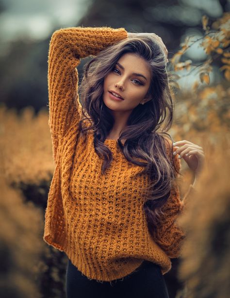 Female Modeling Poses, Autumn Photography Portrait, Female Portrait Poses, Portret Feminin, Woman With Long Hair, Female Posing, Outdoor Portrait Photography, Fall Portraits, Pose Fotografi