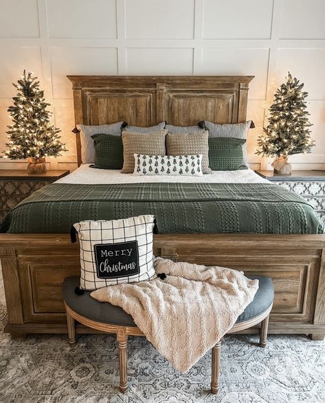 Black And White Plaid Comforter Bedroom Ideas, Bedroom At Christmas, Christmas Bedroom Aesthetic Modern, Primary Bedroom Christmas Decor, Bedroom Decor Christmas Ideas, Green Bedroom Christmas, Christmas Decor Master Bed, Christmas Farmhouse Bedroom, Christmas Bedroom Decor Green