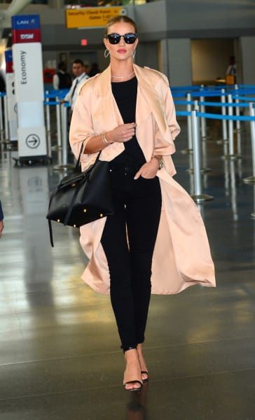 SHEKNOWS | Celebrity Fashion | Easy Fashion | Travel Outfits | Airport Style | Celebrity Airport Style: Rosie Huntington-Whiteley Airport Outfit Comfy Travel Style, Airport Outfit Cold To Hot, Airport Outfit Classy, Airport Outfit Fall, Classy Airport Outfit, Casual Airport Outfit, Airport Outfit Spring, Comfy Travel Outfit Summer, Airport Outfit Comfy