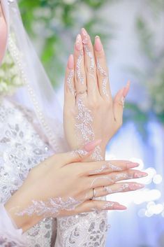 #BEAUTY ,#REALATIONSHIPS #Fashion #Outfits #SUMMER Outfits #Animals White Wedding Henna, Henna Nail Art, White Henna Tattoo, Glitter Henna, White Henna Designs, Wedding Henna Designs, Henna Inspired Tattoos, Indian Henna, Henna Wedding