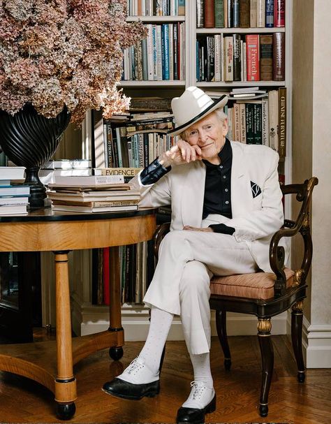 Tom Wolfe Merry Pranksters, Ken Kesey, Tom Wolfe, Hippie Culture, Writer Inspiration, Bus Tour, Icon Style, Writers And Poets, White Suit