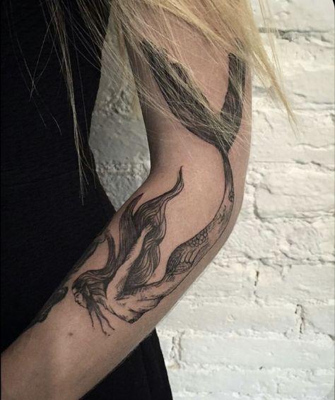 Dark Mermaid Tattoo, Siren Tattoo Dark Mermaid, Siren Tattoo Goddesses, Serious Tattoos, Vintage Mermaid Tattoo, Siren Tattoos, Trippy Tattoo, Siren Tattoo, Mermaid Tattoo Designs