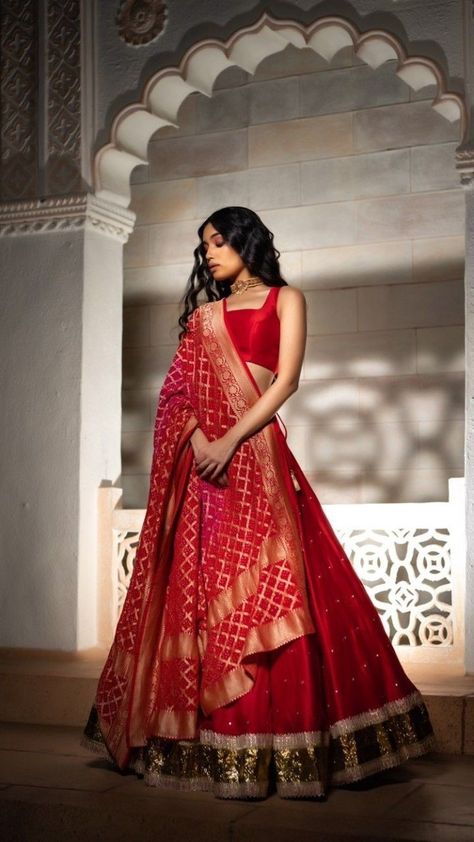 Red Banarsi Lehnga, Simple Bride Lehenga, Simple Indian Bride Outfits, Simple Bride Indian, Red Lehngas, Simple Ghagra Designs, Lenhga Design, Red Lehenga Simple, Saree Ghagra