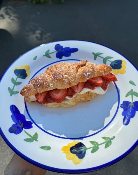 Strawberry Cheesecake Croissants – RUE FIG Strawberry Cheesecake Croissant, Croissant Strawberry, Crossant Recipes, Fig Cookies, Sesame Cookies, Chocolate Cake Cookies, Strawberry Compote, Croissant Recipe, Cheese Cookies