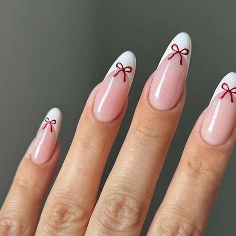 Cute Winter Gel Nails, Cute Natural Christmas Nails, Christmas Nail Natural, Cute Subtle Christmas Nails, Cute Acrylic Christmas Nails, Cute Christmas Nails Ideas, Nails Design With Bows, Chrismath Nails, Christmas Simple Nail Ideas