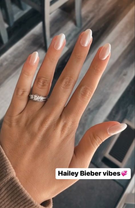 Short Almond Nails Hailey Bieber, Short Almond Nails Glazed Donut, Glazed Doughnut Almond Nails, Hailey Bieber Nails Short Almond, Hailey Bieber Short Nails, Hailey Bieber Dip Nails, Glazed Doughnut Nails French, Natural Glazed Nails, Hayley Bieber Nails Short