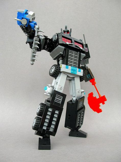 Past his prime | The Brothers Brick | LEGO Blog Nemesis Prime, Brick Lego, Lego Bots, Lego Transformers, Amazing Lego Creations, Lego Mechs, Lego Robot, Lego Craft, Lego Creative