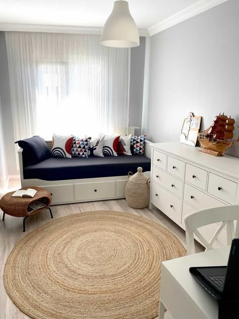 Small Extra Room, Hemnes Divan, Cama Ikea, Small Guest Bedroom, Bedroom Ideas For Small Rooms Cozy, Dekorasi Kamar Tidur, Small Living Room Ideas, Small Bedroom Decor, Small Living Room Decor