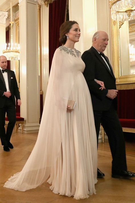 Kate Middleton revisited one of her favorite designers in Norway, delivering a radiant maternity-fashion moment. Kate Middleton Maternity Style, Kate Middleton Stil, Vévodkyně Kate, Maternity Evening Gowns, Düşes Kate, Maternity Evening, Looks Kate Middleton, Prins William, Formal Party Dresses