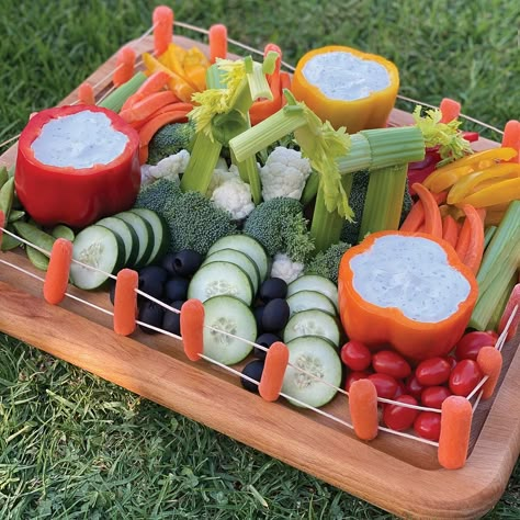 Horse-Themed Veggie Snack - Young Rider Magazine Farm Themed Veggie Tray, Farm Veggie Tray, Horse Themed Food Ideas, Cowboy Themed Fruit Tray, Farm Animal Fruit Tray, Horse Themed Snacks, Horse Themed Birthday Party Food, Horse Party Food Ideas, Horse Birthday Party Food