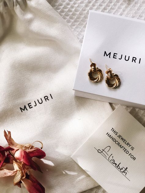 Aesthetic Jewellery Packaging, Fine Jewelry Branding, Mejuri Aesthetic, Mejuri Packaging, Jewelry Brand Instagram Feed Ideas, Jewlrey Aesthic Packaging, Aesthetic Jewelry Instagram Feed, Jewelry Business Ig Feed, Package Aesthetic