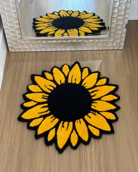 Rug Making Ideas, Easy Rug Tufting Ideas, Tufting Rugs Ideas, Sunflower Rug, Rug Tufting Ideas, Rug Design Ideas, Decorate Ideas, Tufting Rugs, Tufting Diy