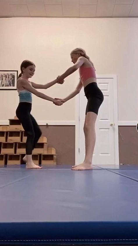 2 Person Stunts, Gymnastics Tricks, Flexibility Dance, Gymnastics Skills, Amazing Gymnastics, Best Friend Challenges, Gymnastics Poses, Gymnastics Videos, Acrobatic Gymnastics