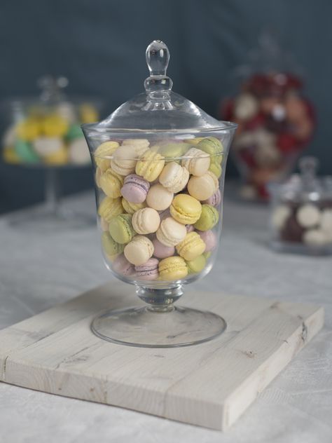 Bonbon Jar filled with pretty pastel Mini Macarons. Photographed by Matthew Butterfield. Premium Handmade French Macarons in London- www.ganache-macaron.co.uk Spring Macarons, Macaron Wedding Favours, Sea Snacks, Ganache Macaron, Baby Shower Picnic, Macaron Wedding, Mini Macarons, Pastel Macarons, Makanan Cepat Saji