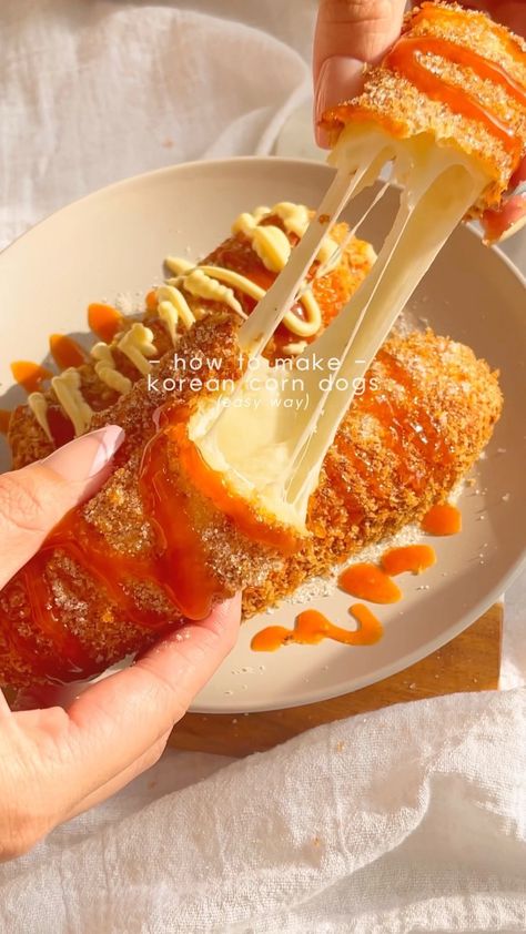 misojenkitchen on Instagram: korean corn dog hack~ i don’t like working with batters or yeast because it’s messy and time consuming so i came up with this! it tastes… Korean Corn, Korean Street Food Recipes, Tasty Recipes Videos, Quick Recipes Snacks, God Mat, Yummy Comfort Food, Delicious Snacks Recipes, Fair Food Recipes, Food Recepie