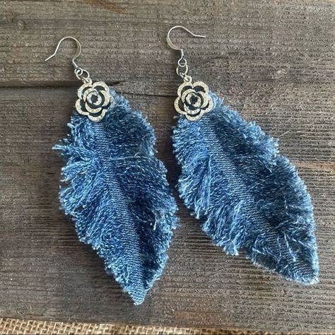 Denim Feather Earrings, Denim Earrings, Homemade Bows, Feather Earrings Silver, Diy Fabric Jewellery, Denim Crafts Diy, Blue Jeans Crafts, Denim Jewelry, Jean Crafts