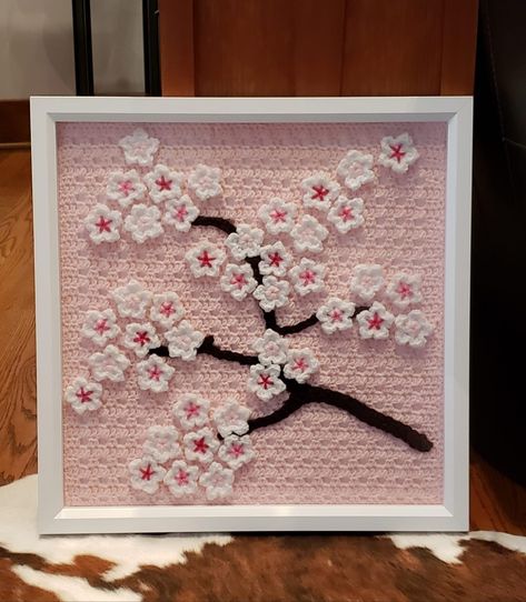 Crochet Flowers On Canvas, Framed Crochet Flowers, Crochet Shadow Box Ideas, Crochet Canvas Art, Framed Crochet Art, Crochet Photo Frame, Crochet Frame, Loom Flowers, Crochet Wall Art