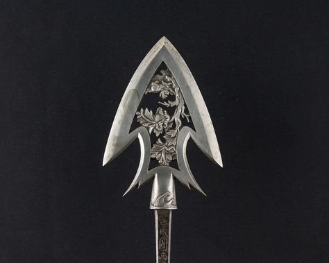 Arrowhead (Yanone) | Japanese | The Metropolitan Museum of Art Forge Ideas, Arrowhead Design, Arrow Designs, Arrowheads Design, Arrow Art, Archery Equipment, Japanese Warrior, Bow Arrow, Fantasy Props