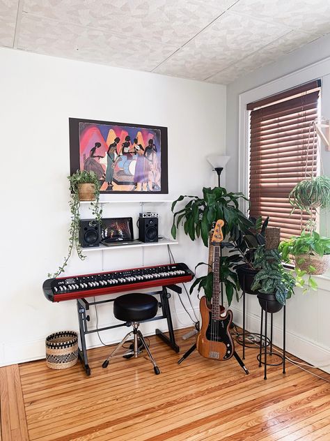 Music room decor home Room Decor For Musicians, Music Studio With Plants, Musician Studio Apartment, Music Corner Decor, Small Music Corner Ideas, Living Room With Instruments, Music Corner Living Room Keyboard, Apartment Music Room, Music Room Apartment