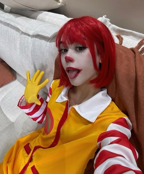 Anime Costume Ideas Halloween, Ronald Mcdonald Makeup, Clown Costume Cute, Red Clown Costume, Horror Characters Costumes, Female Clown Costume, Clown Costume Aesthetic, Clown Girl Costume, Black Women Halloween Costumes