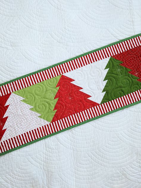 Christmas Table Runner Quilt Patterns Free, Scandinavian Christmas Table Runner, High School Quilt Ideas, Christmas Sewing Table Runner, Christmas Runners Quilted, Xmas Quilting Ideas, Christmas Tree Table Runner Patterns Free, Table Runners Patterns Free Sewing, Center Street Quilts