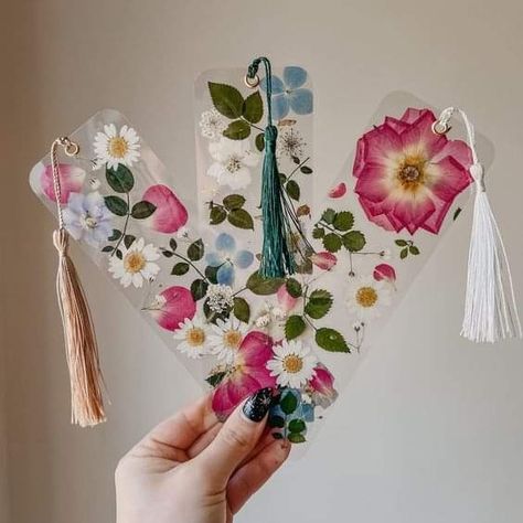 Pressed Flower Bookmark Diy, Flowers Paper Craft, Pressed Flowers Diy, Floral Bookmarks, Dried Flowers Diy, Handmade Bookmarks Diy, Pressed Floral, Make Paper Flowers, Pressed Flower Crafts