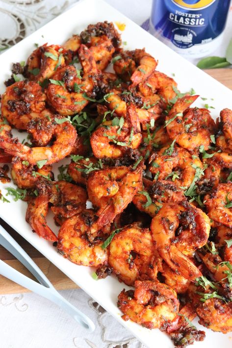 A simply delicious Mangalorean Prawn Chilli Fry, where the King Prawns are first marinated with a simple home-style chilli spice marinade and delicately fried until just tender. The prawns are then given an oomph by tossing them in an aromatic garnish of sauteed onions, ginger, green chilli and curry leaves. No hunting down hard to find ingredients in this must try Prawn Chilli Fry. Sweet Chilli Prawns, Prawn Fry Indian, Prawn Starters, Indian Prawn Recipes, Prawn Fry, Indian Seafood, Coconut Prawns, Fried Prawns, Prawn Fish