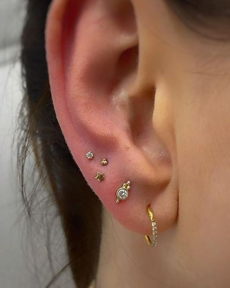 Triple Front Helix Piercing, Tiny Piercing Ears, Constellation Piercing Lobe, Cluster Lobe Piercing, Small Lobe Piercing Ideas, Small Earlobe Piercings, Tiny Lobe Piercing, Dainty Lobe Piercings, Micro Lobe Piercing