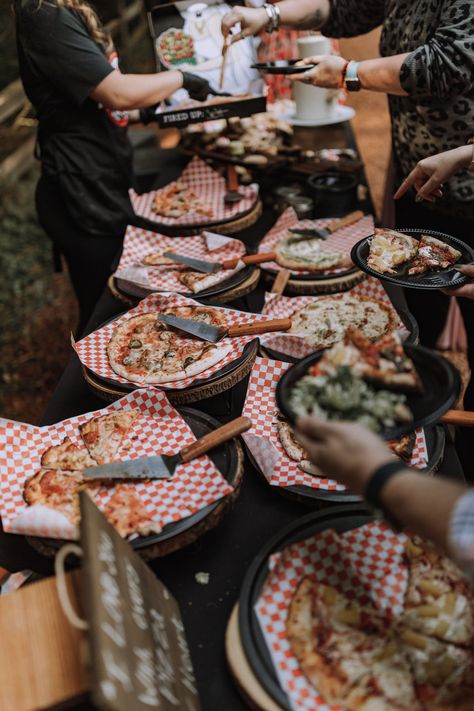 Pizza Bar Display, Pizza For Rehearsal Dinner, Fruit Pizza Wedding, Pizza Catered Wedding, Pizza Theme Wedding, Pizza Buffet Display Party Ideas, Pizza Bar Party Ideas, Pizza Catering Display, Rustic Pizza Party