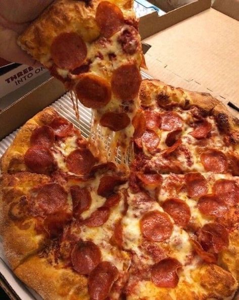 Aesthetic Pizza, Pizza Aesthetic, Drinks Aesthetic, Pizza Night, Food Obsession, Pretty Food, Pepperoni Pizza, Food Cravings, I Love Food