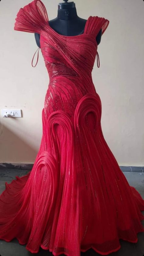 Wire Blouse Design, Sangeet Dress Ideas, Kirigami Tutorial, Structured Gown, Reception Gowns, Long Blouse Designs, Long Frock Designs, Dress Patterns Diy, Fashion Show Dresses